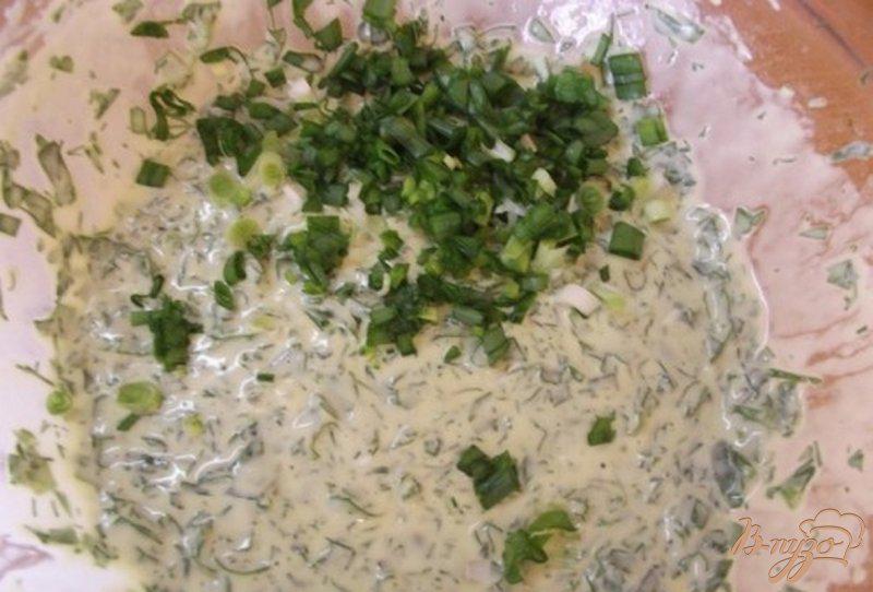 Фото приготовление рецепта: Оладьи из зелени с чесночным соусом шаг №5