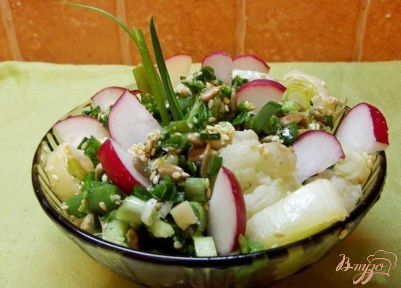 Фото приготовление рецепта: Салат с семенами подсолнечника и кунжута шаг №8