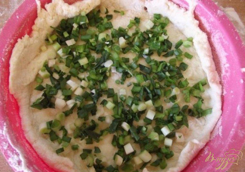 Фото приготовление рецепта: Пирог к обеду с зеленью шаг №7