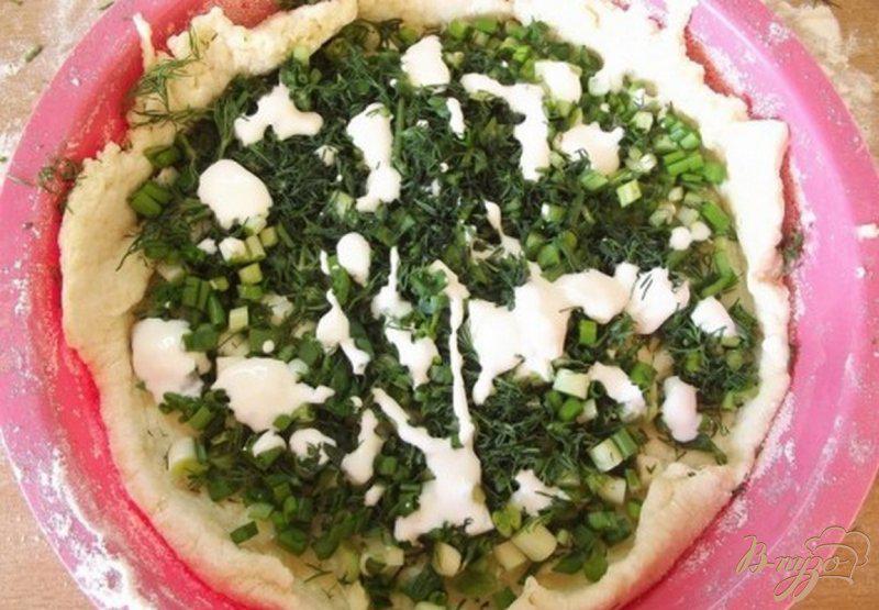 Фото приготовление рецепта: Пирог к обеду с зеленью шаг №8