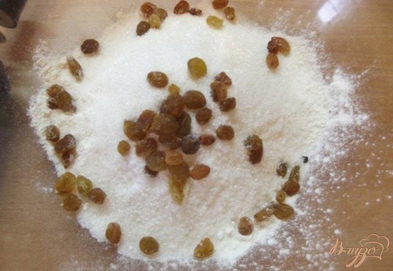Фото приготовление рецепта: Кексы на растительном масле с изюмом шаг №2