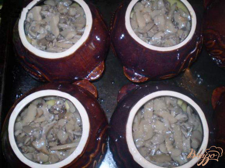 Фото приготовление рецепта: Картофель с грибами и курицей в горшочке шаг №4
