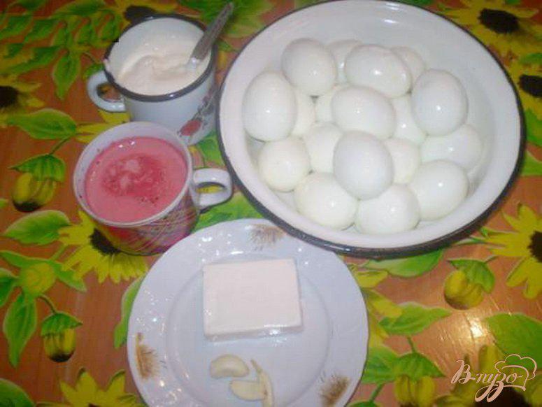 Фото приготовление рецепта: Розовые яйца шаг №1