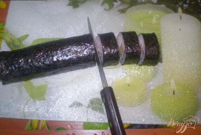 Фото приготовление рецепта: Роллы с лососем шаг №6