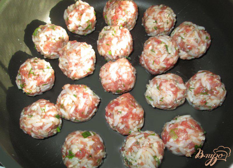 Фото приготовление рецепта: Ежики со свежей зеленью в томатном соусе шаг №5
