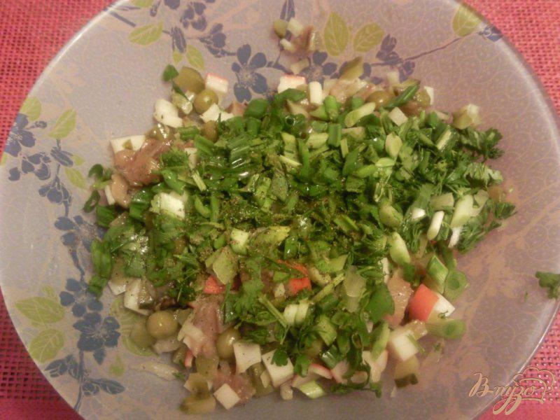 Фото приготовление рецепта: Салат из крабовых палочек и сельди шаг №3