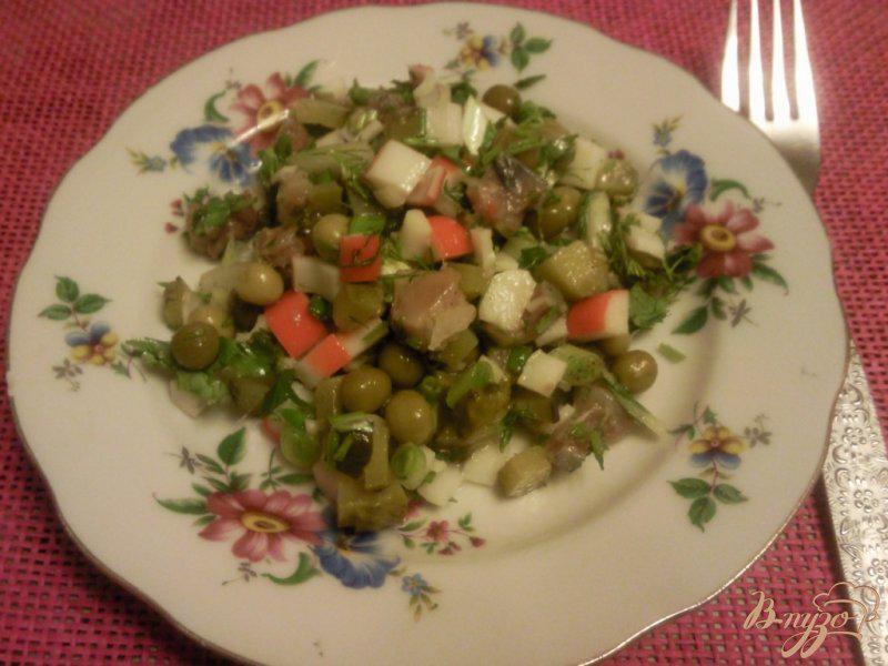 Фото приготовление рецепта: Салат из крабовых палочек и сельди шаг №4