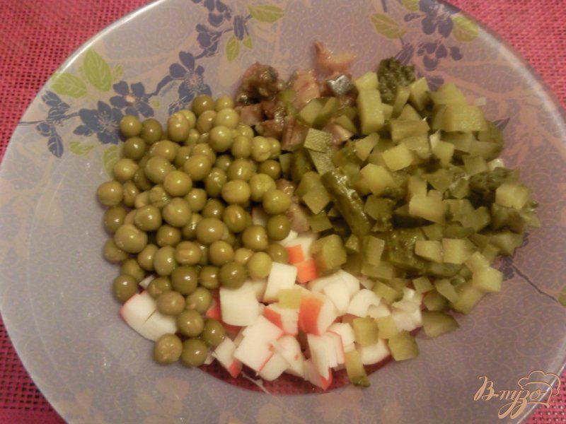 Фото приготовление рецепта: Салат из крабовых палочек и сельди шаг №2