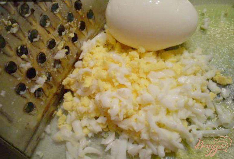 Фото приготовление рецепта: Салат из рыбной консервы шаг №3