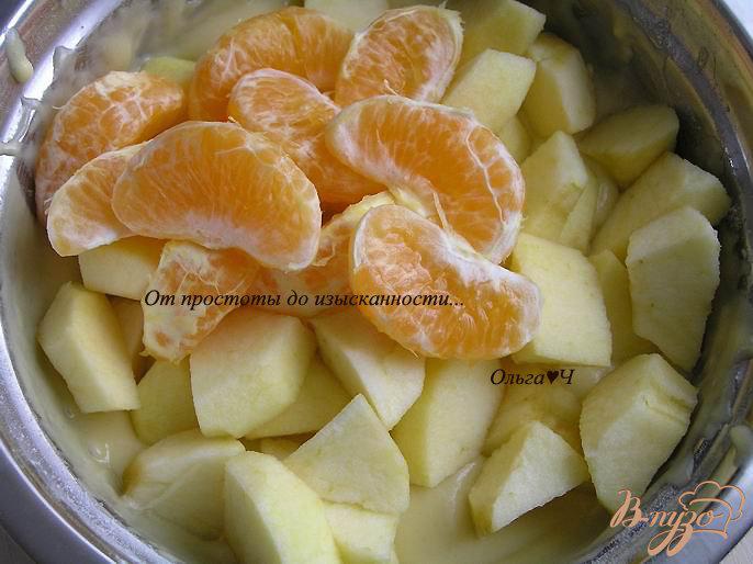 Фото приготовление рецепта: Шарлотка с яблоками и мандарином шаг №3