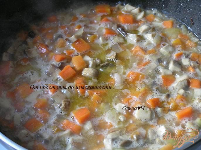 Фото приготовление рецепта: Курица с грибами и маслинами шаг №3
