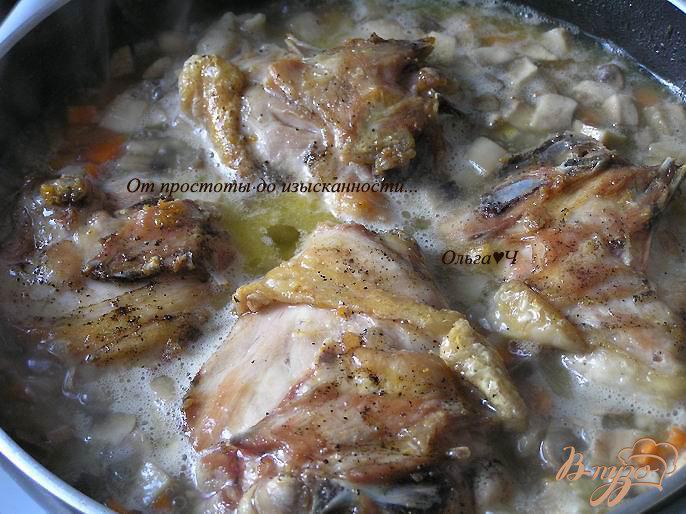Фото приготовление рецепта: Курица с грибами и маслинами шаг №4