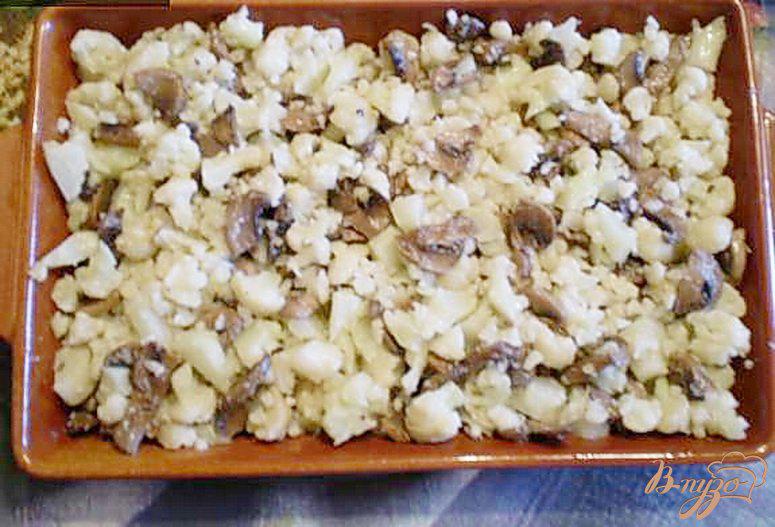 Фото приготовление рецепта: Цветная капуста с грибами, молоком и сыром. шаг №2