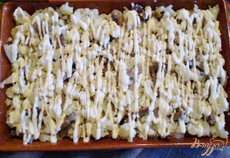 Фото приготовление рецепта: Цветная капуста с грибами, молоком и сыром. шаг №3