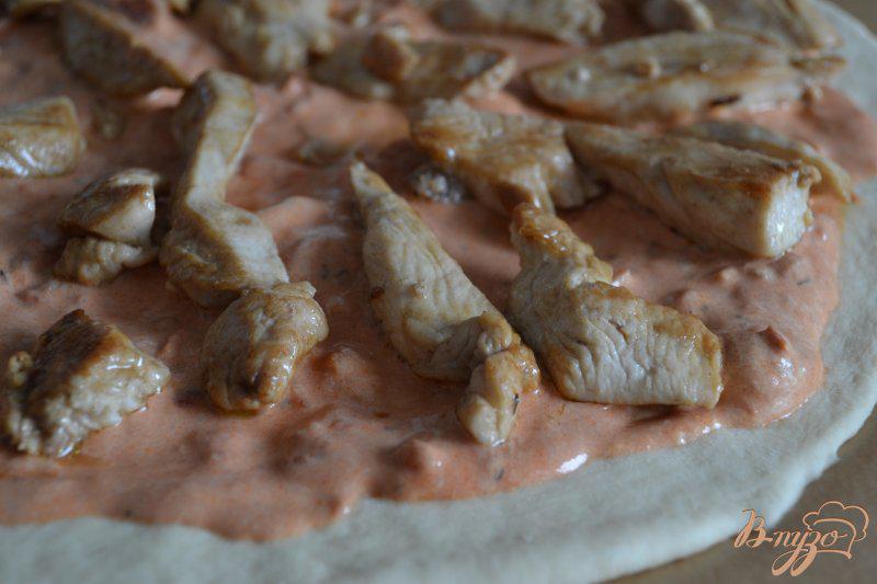 Фото приготовление рецепта: Пицца с куриным мясом и белой спаржей шаг №3