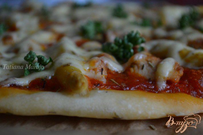 Фото приготовление рецепта: Пицца с куриным мясом и белой спаржей шаг №6