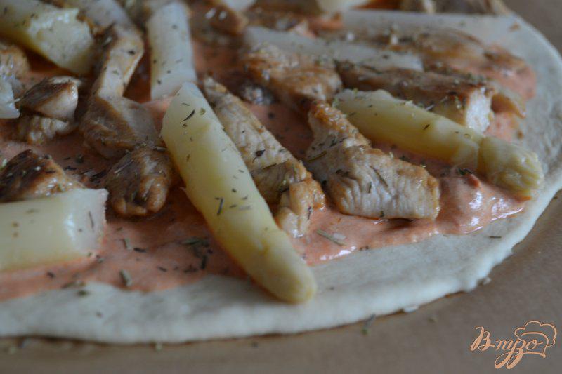 Фото приготовление рецепта: Пицца с куриным мясом и белой спаржей шаг №4