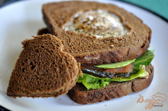 Фото приготовление рецепта: Сэндвич с авокадо,с копченной семгой и яйцом шаг №5