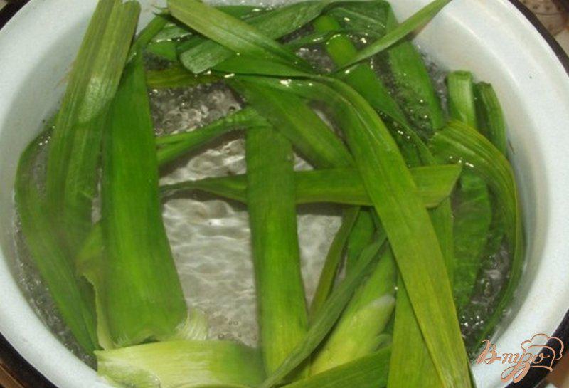 Фото приготовление рецепта: Рыба запеченная в листьях чеснока шаг №1