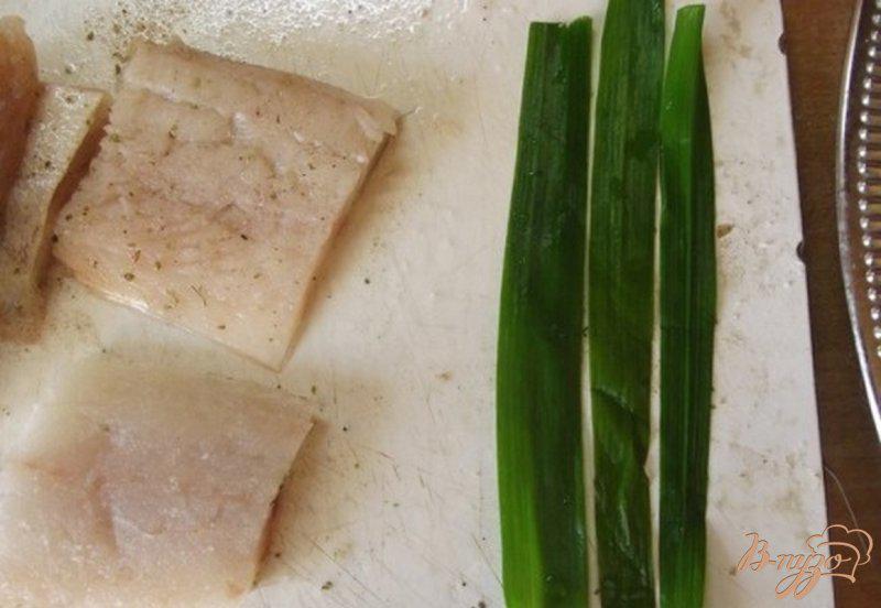 Фото приготовление рецепта: Рыба запеченная в листьях чеснока шаг №2