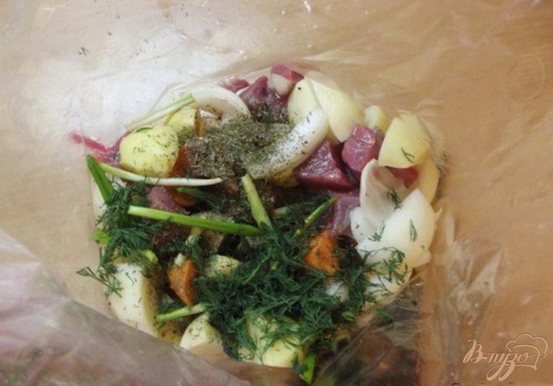 Фото приготовление рецепта: Зпеченные овощи с мясом в виноградном соке шаг №5