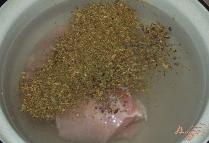 Фото приготовление рецепта: Куриное филе под зеленым соусом шаг №2