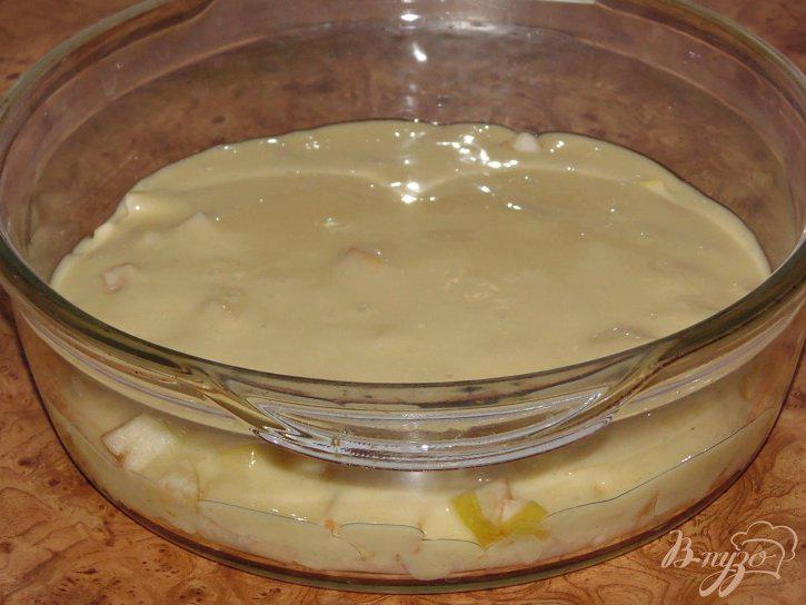 Фото приготовление рецепта: Яблочный пирог на сметанном тесте шаг №4