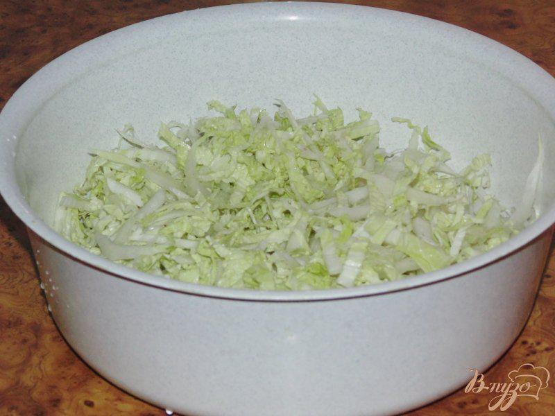 Фото приготовление рецепта: Нежный салат из пекинской капусты шаг №1