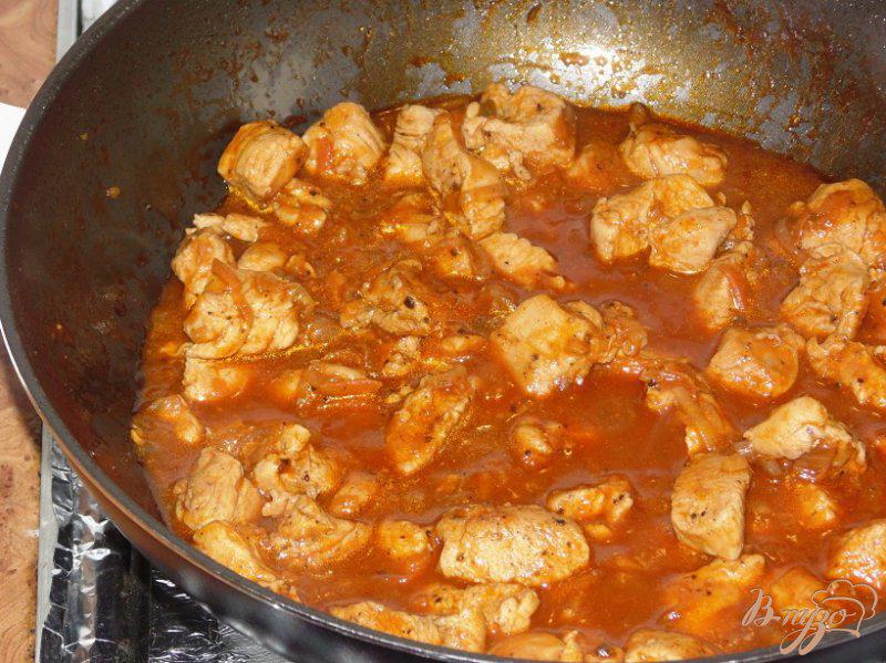 Фото приготовление рецепта: Быстрая фасоль в томате с куриным мясом шаг №5