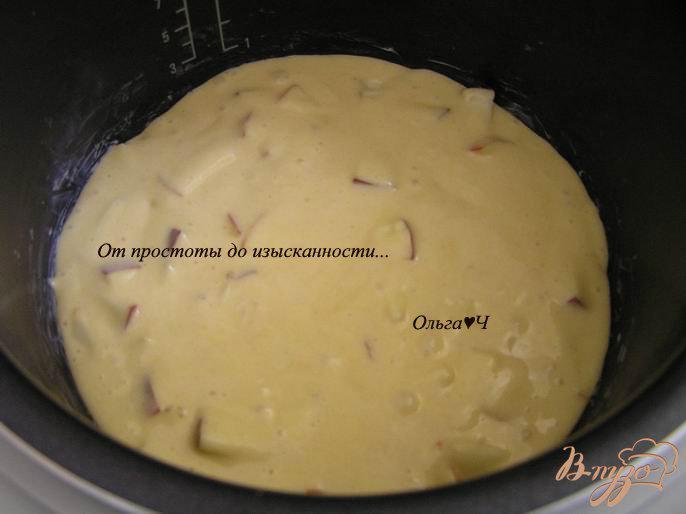 Фото приготовление рецепта: Пирог с яблоками (в мультиварке) шаг №5
