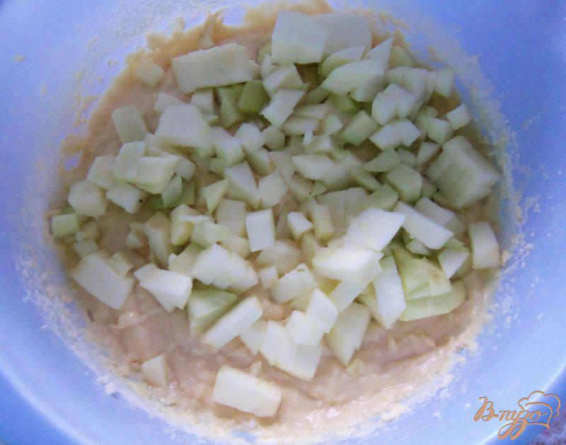 Фото приготовление рецепта: Кокосово-яблочный пирог шаг №5