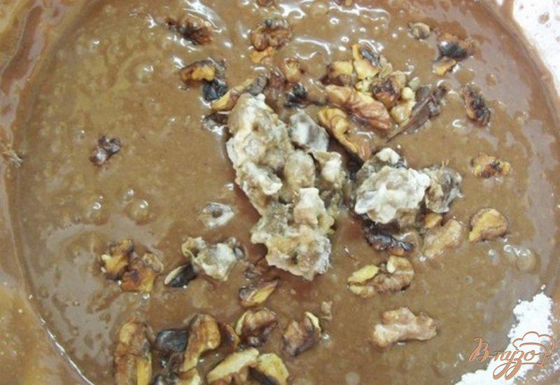 Фото приготовление рецепта: Шоколадный кекс с орехами шаг №5