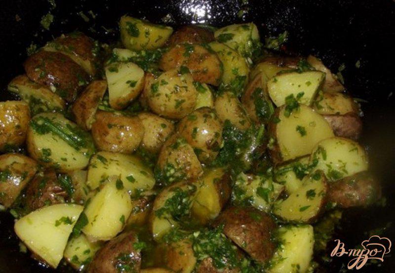 Фото приготовление рецепта: Молодой картофель в кислом соусе шаг №6