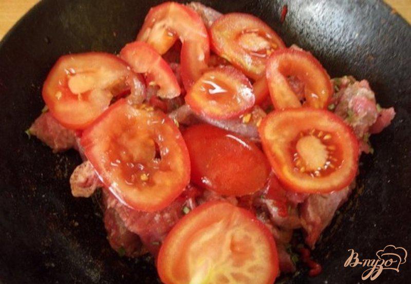 Фото приготовление рецепта: Мясо запеченное с помидорами шаг №4