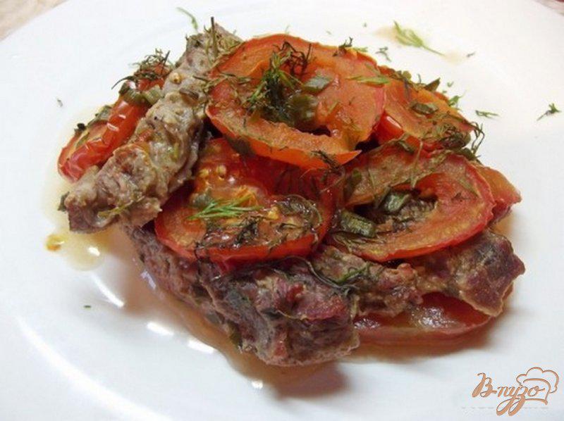 Фото приготовление рецепта: Мясо запеченное с помидорами шаг №6