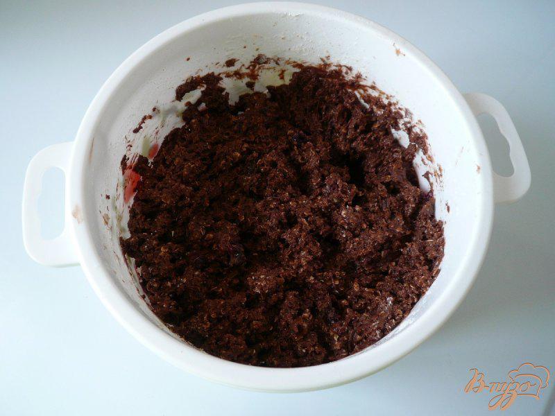 Фото приготовление рецепта: Шоколадно-вишневый пирог шаг №3