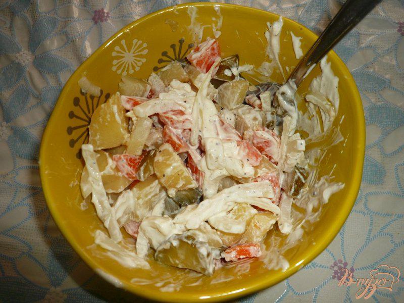 Фото приготовление рецепта: Картофельный салат с огурцами и морковью шаг №11