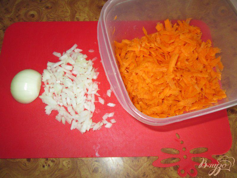 Фото приготовление рецепта: Салат из редьки с курицей шаг №2