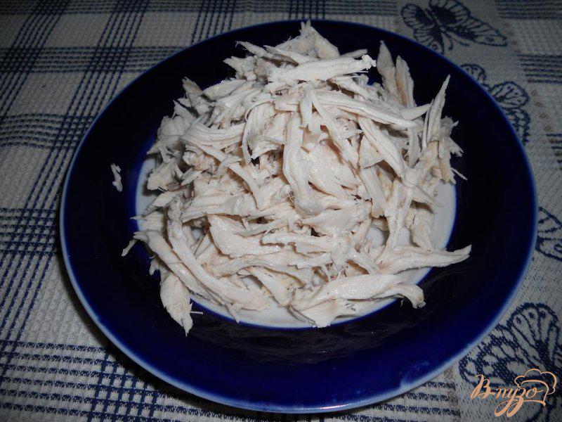 Фото приготовление рецепта: Легкий салат с курочкой и пекинской капустой шаг №2