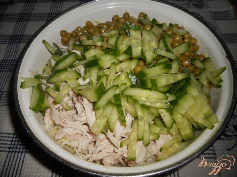 Фото приготовление рецепта: Легкий салат с курочкой и пекинской капустой шаг №4