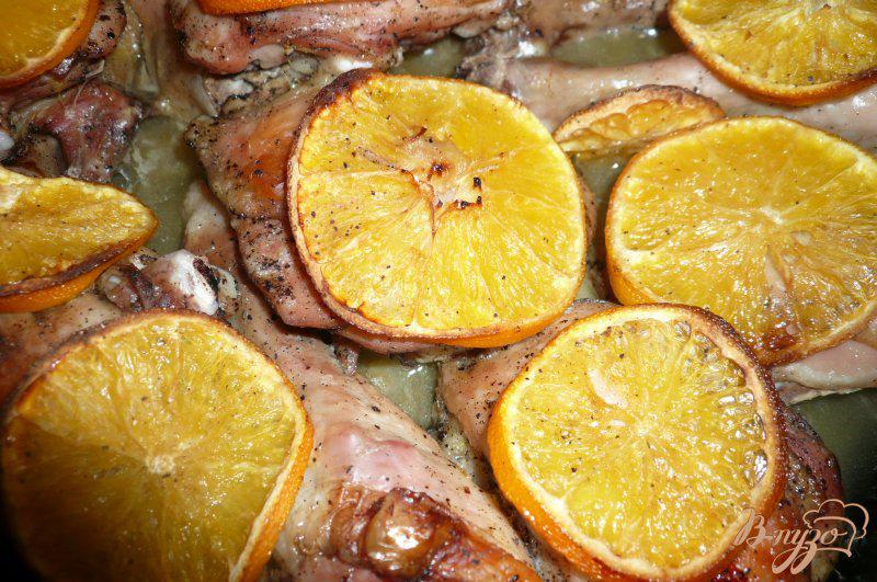 Фото приготовление рецепта: Куриные окорочка запеченные с апельсинами шаг №8