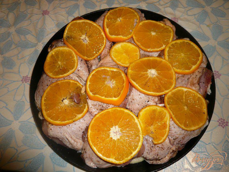 Фото приготовление рецепта: Куриные окорочка запеченные с апельсинами шаг №7