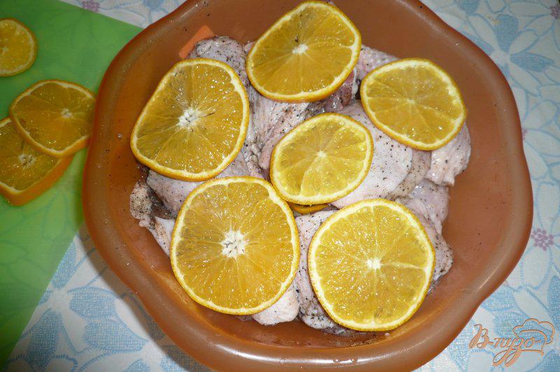Фото приготовление рецепта: Куриные окорочка запеченные с апельсинами шаг №4