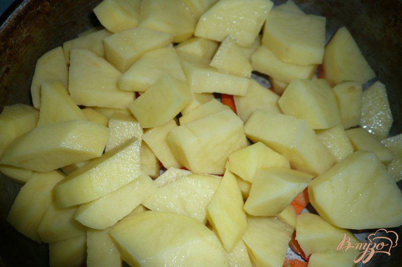 Фото приготовление рецепта: Картофель с рисом тушеный шаг №5