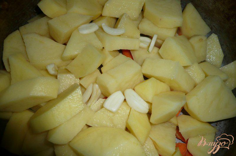 Фото приготовление рецепта: Картофель с рисом тушеный шаг №6
