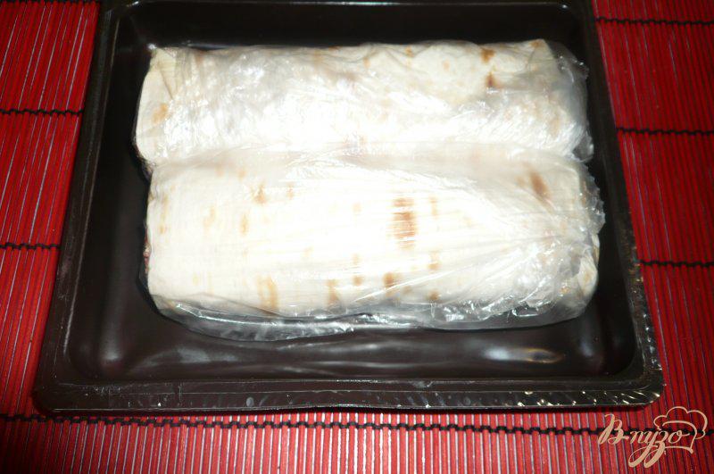 Фото приготовление рецепта: Рулет из лаваша с крабовым мясом и болгарским перцем шаг №8