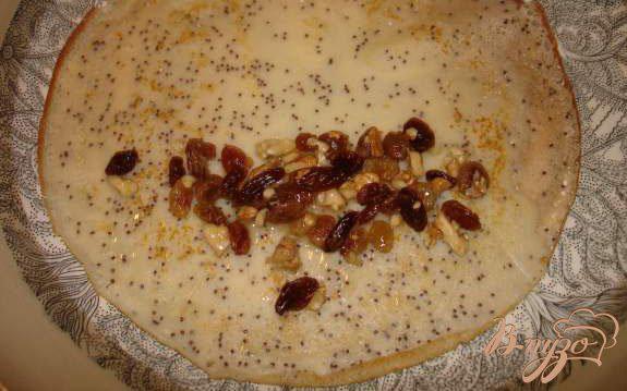 Фото приготовление рецепта: Венгерские маковые блины с изюмом, орехом и медом шаг №5