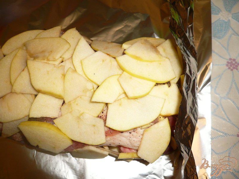 Фото приготовление рецепта: Свинина запеченная с яблоками шаг №4
