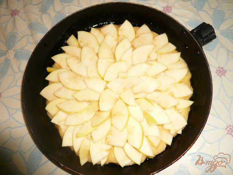 Фото приготовление рецепта: Шарлотка с яблоками и бананом шаг №6