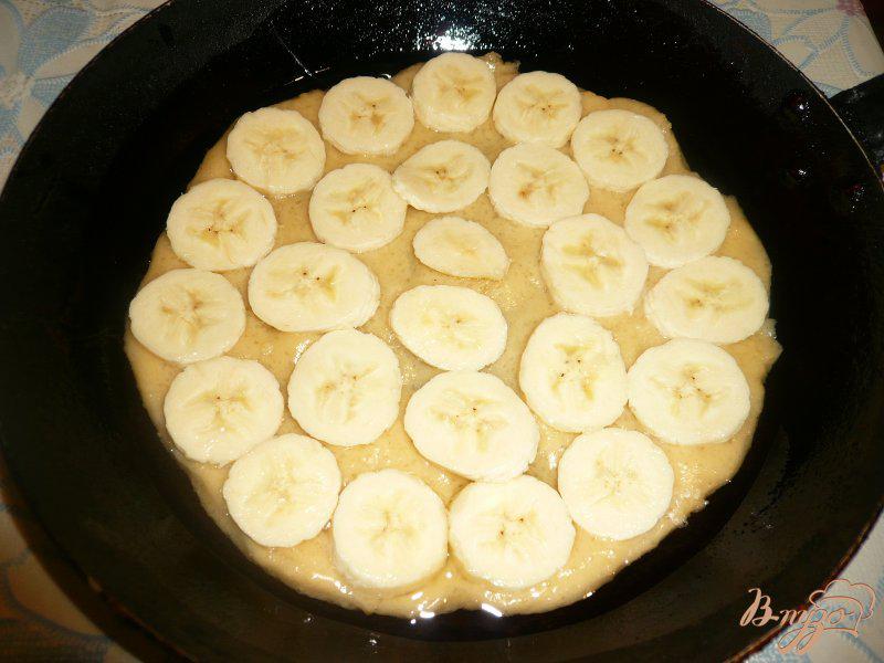 Фото приготовление рецепта: Шарлотка с яблоками и бананом шаг №4